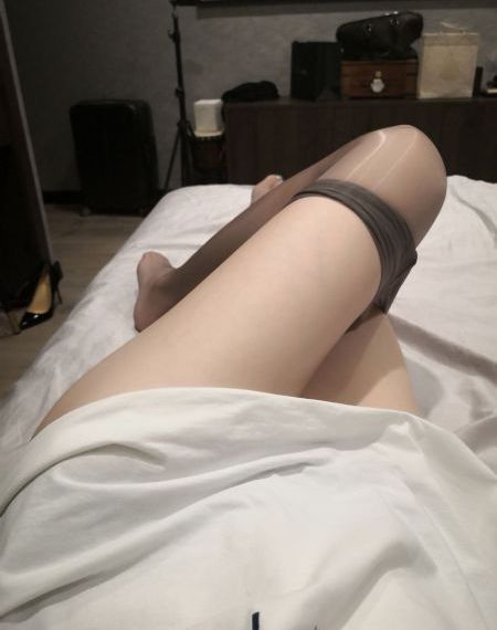 主动打开腿惩罚调教虐乳的视频