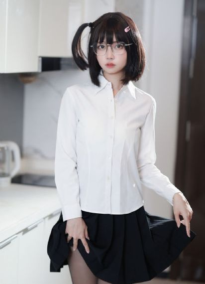 皇上捏住宫女的巨峰